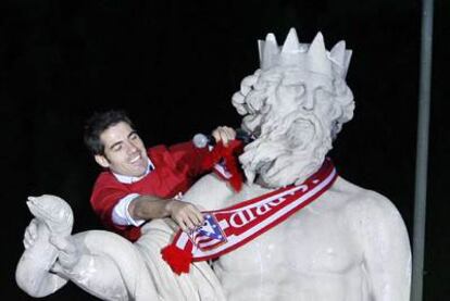 El capitán Antonio López coloca la bufanda rojiblanca a la estatua.