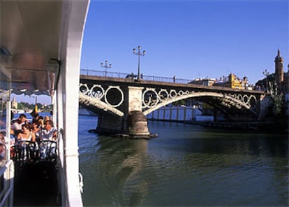 El puente de Isabel II, en Sevilla, fue tendido sobre el Guadalquivir en 1852 para unir el barrio de Triana con el centro.