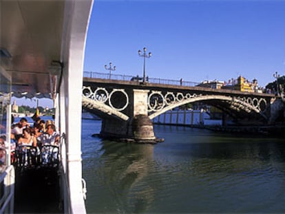 El puente de Isabel II, en Sevilla, fue tendido sobre el Guadalquivir en 1852 para unir el barrio de Triana con el centro.