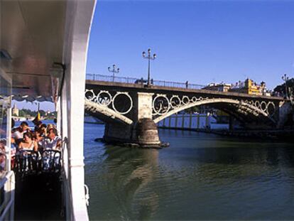 El puente de Isabel II, en Sevilla, fue tendido sobre el Guadalquivir en 1852 para unir el barrio de Triana con el centro.