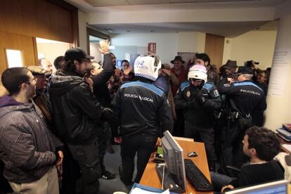 Miembros de Stop Desahucios protestan en el Ayuntamiento de A Coruña