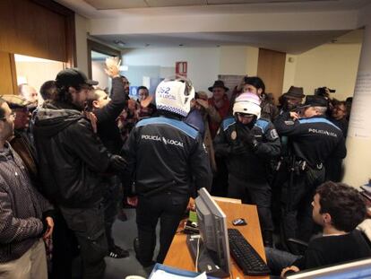 Miembros de Stop Desahucios protestan en el Ayuntamiento de A Coruña