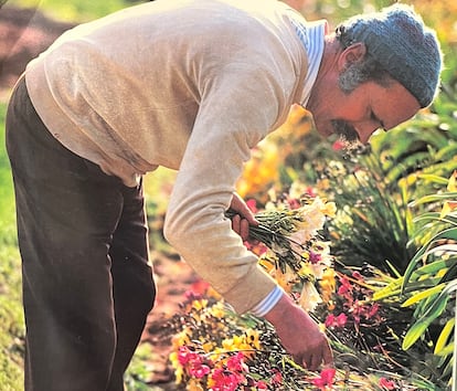 El restaurador Ramon Cabal repartia flors als paradistes de la Boqueria