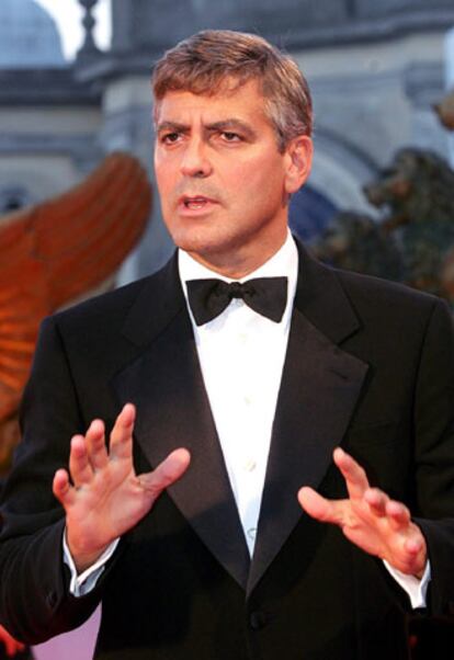 El actor estadounidense George Clooney posa para los medios de comunicación al llegar al Palazzo del Cinema.