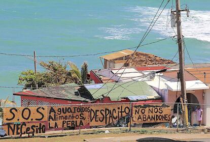 Pancartas pidiendo ayuda en el barrio La Perla, en San Juan.