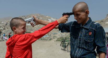 Niños afganos juegan con pistolas de juguete el 8 de agosto de 2013 en Kabul. 