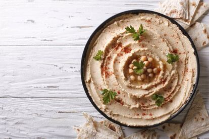 El hummus es una pasta de garbanzos originaria de Oriente Medio. Acompáñela con pan tostado, zanahoria cruda, apio... Aunque está tan buena que querrá comerla a cucharadas.