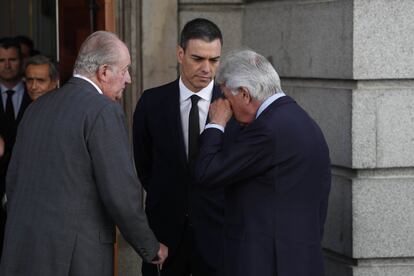 Don Juan Carlos, Pedro Sánchez y Felipe González, en la capilla ardiente de Alfredo Pérez Rubalcaba, en el Congreso de los Diputados, el 10 de mayo de 2019. El exvicepresidente del Gobierno falleció el pasado viernes a los 67 años en Madrid a consecuencia de un infarto cerebral. En la primera remodelación del Gobierno de Zapatero, en 2006, fue nombrado ministro del Interior, desde cuya cartera gestionó el alto el fuego de ETA de marzo de 2006 y el proceso de poner fin a la violencia terrorista.