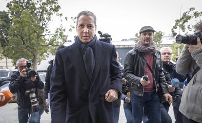 Eduardo Zaplana frente al juzgado de guardia de Valencia en febrero.