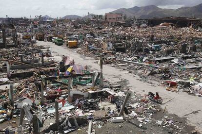 Estado en que quedo el puerto pesquero de la ciudad de Tacloban despues de ser arrasado por el tifón Yolanda.