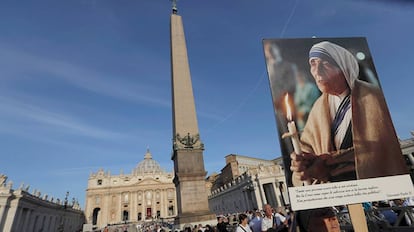 Una monja sujeta una foto de la Madre Teresa en la plaza de San Pedro.