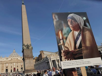 Una monja sujeta una foto de la Madre Teresa en la plaza de San Pedro.