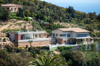 Parcela con dos viviendas situada en Castell-Platja d’Aro (Girona) que han sido bloqueadas por España por ser supuestamente propiedad del oligarca ruso Serguéi Chemezov.