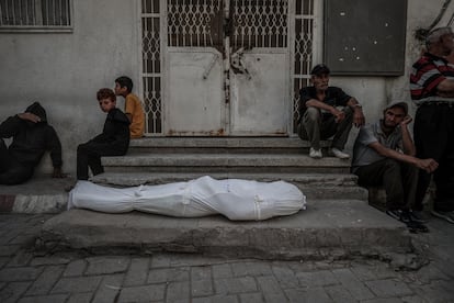 The body of one of the victims of the Israeli attack on a school in Gaza, this Monday.