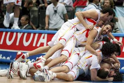 Los jugadores españoles se abrazan sobre el parqué del pabellón de Saitama para celebrar su triunfo sobre la selección de Argentina.