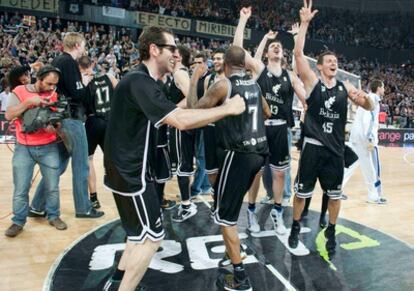 Los jugadores del Bizkaia Bilbao celebran la victoria sobre el Real Madrid en la semifinal de la Liga ACB.