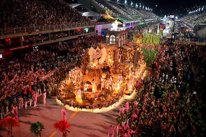 La escuela de samba Mangueira actúan en el Sambódromo.