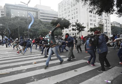 Manifestantes arrojan piedras a la policía en el centro de Buenos Aires.