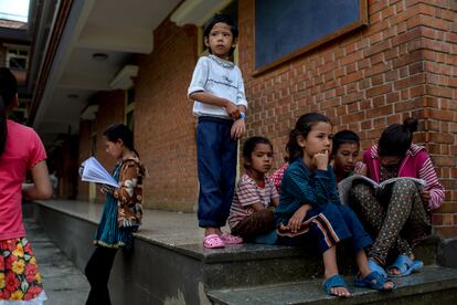 Varias de las menores de edad refugiadas en un orfanato de la ONG Mati Nepal, que trabaja para proteger a las niñas y mujeres y evitar que sean víctimas de los traficantes, en Katmandú, Nepal.