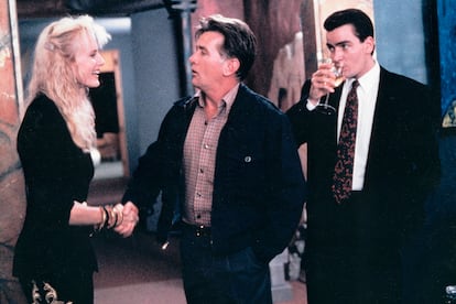 Martin Sheen y Charlie Sheen - Wall Street (1987)
¿Quién quieres que interprete a tu padre? Oliver Stone le dio a elegir entre Jack Lemmon y su propio padre. Charlie Sheen no lo dudó. Así fue cómo Martin Sheen lucha junto a “su hijo”, el ingenuo bróker de Wall Street, frente a esa apisonadora llamada Gordon Gekko (Michael Douglas).  Luego han repetido en varias ocasiones, como en Cadence: el valor del honor (1990), el debut en la dirección de Martin Sheen, o en la hilarante secuela de Hot Shots! (1993), donde ambos parodian sus personajes de Wall Street. Tal para cual.