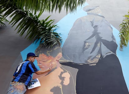 El artista colombiano Cazdos trabaja en un mural durante la semana del arte de Miami, en 2016.