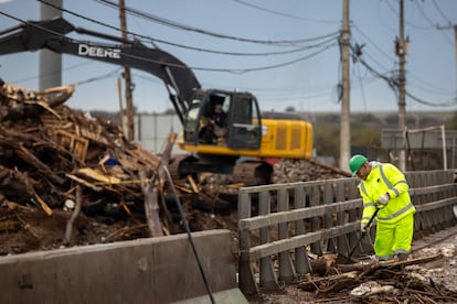 Toneladas de basura son retiradas del cauce del Río Mapocho en la intersección con la Ruta 68.