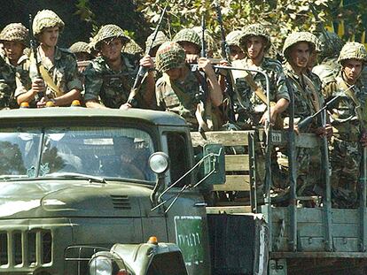 Soldados sirios se retiran de sus posiciones en las afueras de Beirut el pasado 22 de septiembre.