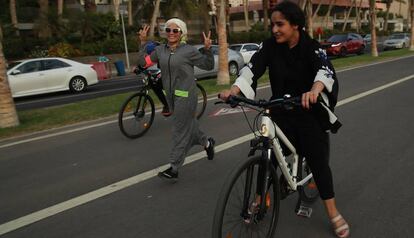 Una mujer corre y otra va en bicicleta, en Yedda en junio.