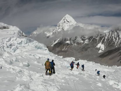 Varios alpinistas caminan cerca del Everest.