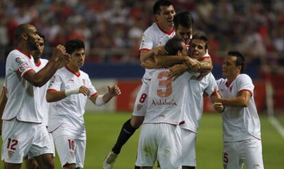 Los jugadores del Sevilla celebran uno de los goles.