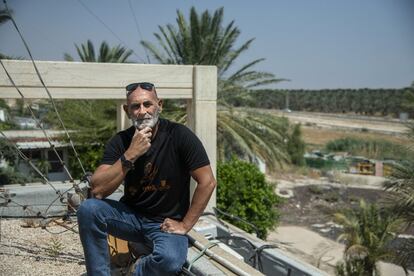 El presidente del Consejo Regional del Valle del Jordán, el israelí David Elhaiini, en la sede de la entidad municipal que agrupa 21 colonias judías en el valle del Jordán de Cisjordania en Masua.