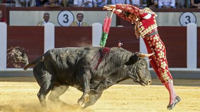 El diestro David Fandilla "El Fandi" pone un par de banderillas.