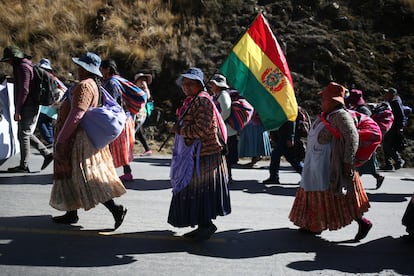 Un grupo de manifestantes marcha sobre una carretera en La Paz (Bolivia), en una imagen de archivo.