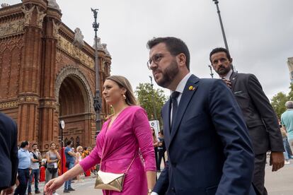 El president Pere Aragonès y su esposa, ante el Arco del Triunfo de Barcelona.