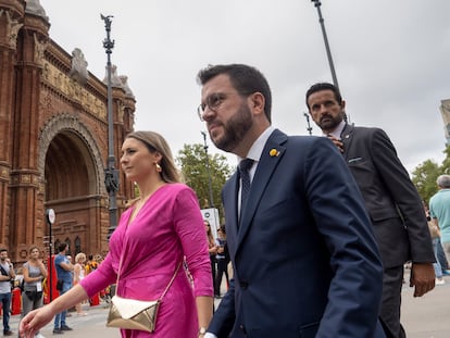 El president Pere Aragonès y su esposa, ante el Arco del Triunfo de Barcelona.