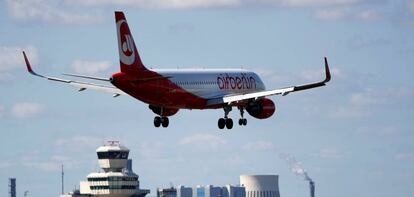 Avión de Air Berlin aterrizando en Berlín