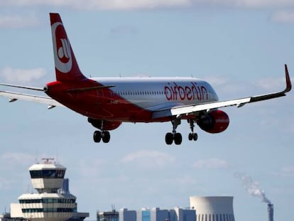 Avión de Air Berlin aterrizando en Berlín