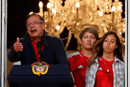 El presidente de Colombia, Gustavo Petro, pronuncia este martes un discurso acompañado de la primera dama, Verónica Alcocer, y su hija Antonella