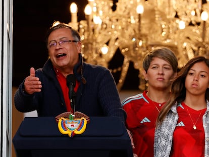 El presidente de Colombia, Gustavo Petro, pronuncia este martes un discurso acompañado de la primera dama, Verónica Alcocer, y su hija Antonella.