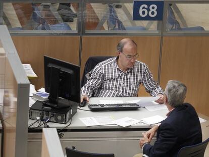 Un contribuyente revisa su declaración en la delegación de Hacienda en Madrid