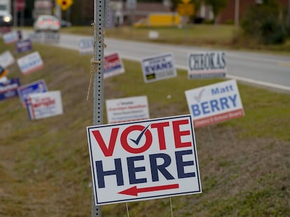 A sign directs voters to a polling location in 2022.