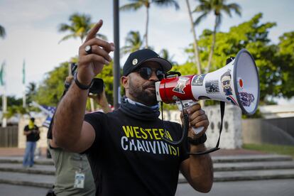 El líder de los Proud Boys, Enrique Tarrio, durante un acto del movimiento Black Lives Matter en Miami, el 25 de mayo de 2021. 