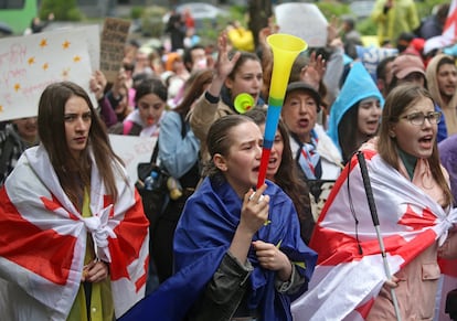 Decenas de personas participan en las protestas celebradas este martes en Tbilisi (Georgia).