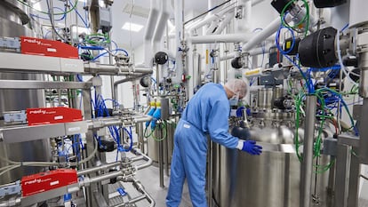 Un empleado de la fábrica de vacunas humanas de Zendal, abierta en Paredes de Coura (Portugal) en 2023.