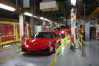 Vehículos en la fábrica de Ferrari en Maranello, al norte de Italia.