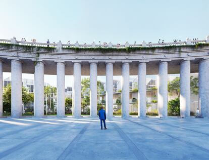 Proyecto del equipo Avantsala, ganador del proyecto para el futuro Palacio del Vestido, con las tradicionales columnas de la plaza de España como antesala del nuevo pabellón, en una imagen virtual.