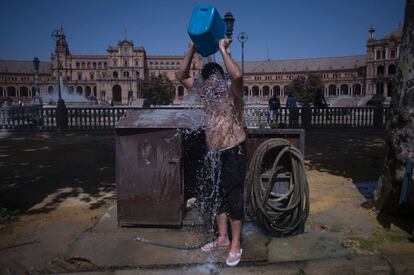 Un hombre se refresca cerca de la Plaza de España, en Sevilla.