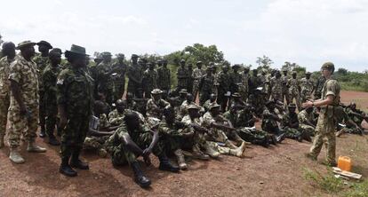 UN brit&aacute;nico instruye a soldados nigerianos que se van a enfrentar a Boko Haram, este jueves en el Estado de Kaduna.