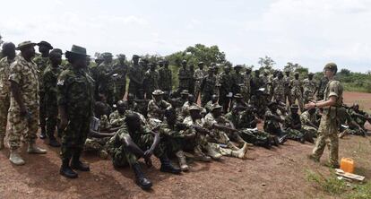 UN británico instruye a soldados nigerianos que se van a enfrentar a Boko Haram, este jueves en el Estado de Kaduna.