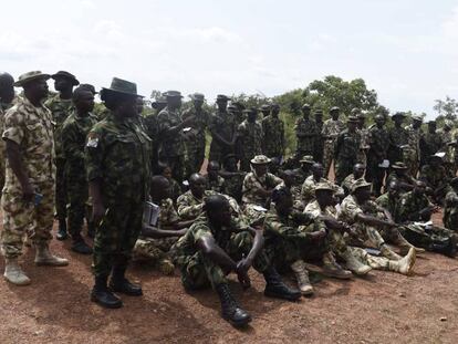 UN brit&aacute;nico instruye a soldados nigerianos que se van a enfrentar a Boko Haram, este jueves en el Estado de Kaduna.